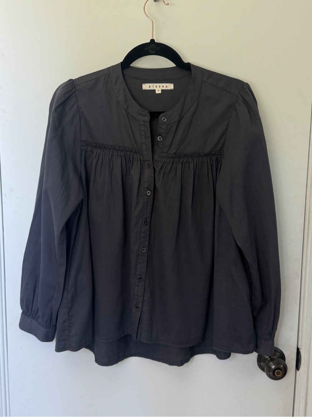 XiRENA Charcoal Button-Front Blouse-Small
